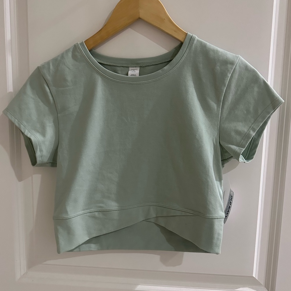 NWT - Athletic crop tee